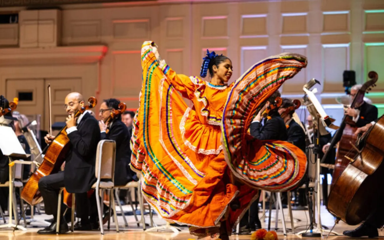 Boston Pops rinde homenaje al icónico “Divo de Juárez” en su concierto del Día de los Muertos