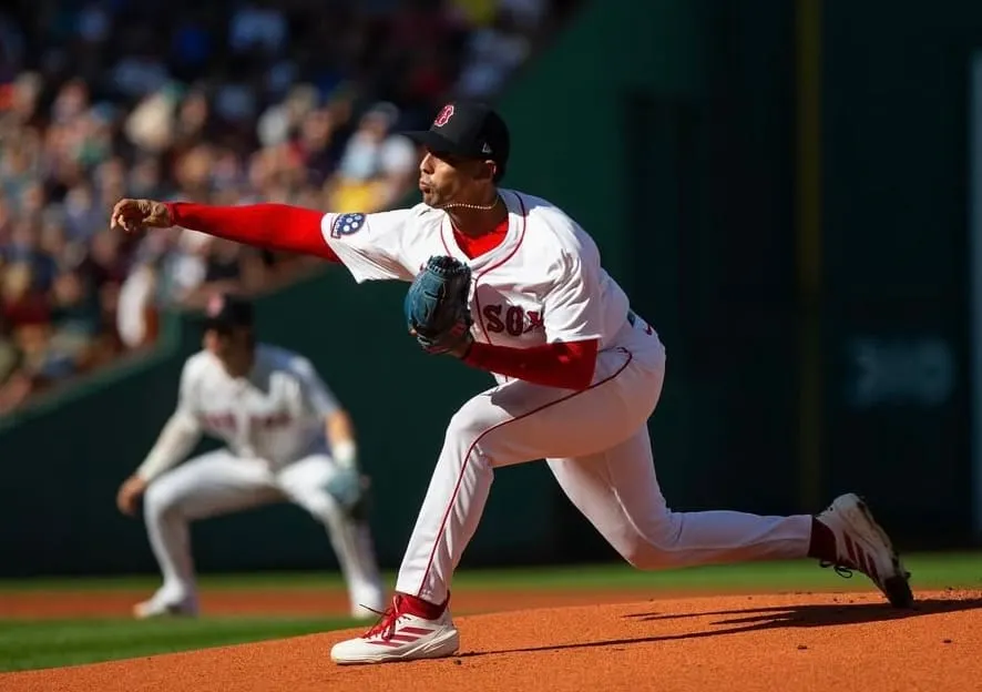 ¿Quién es el pitcher latino que impulsó a los Red Sox a los playoffs tras su regreso a las Grandes Ligas?