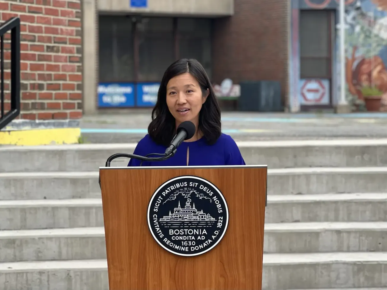En su primer discurso sobre las escuelas, Boston presenta programas bilingües y cuidado escolar antes y después de clases
