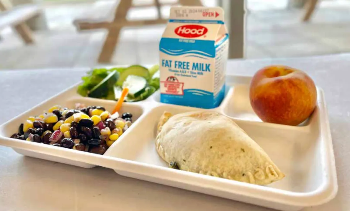 Escuelas de Boston reciben reconocimiento nacional por ofrecer comidas escolares frescas y nutritivas