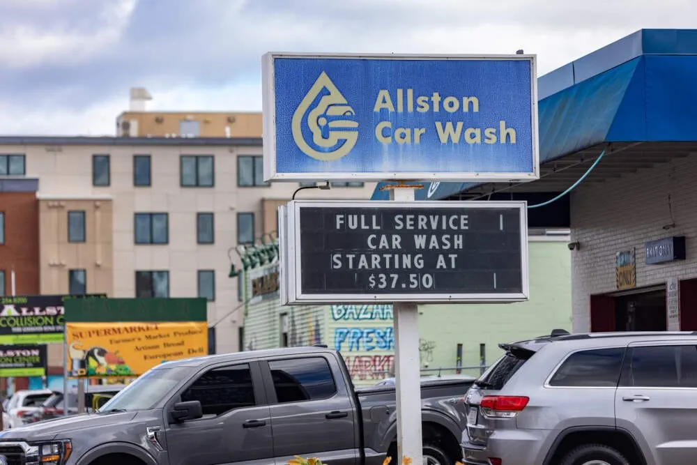 Liberan a dos empleados de autolavado en Allston; dueños critican a estudiante de BU por llamar a ICE
