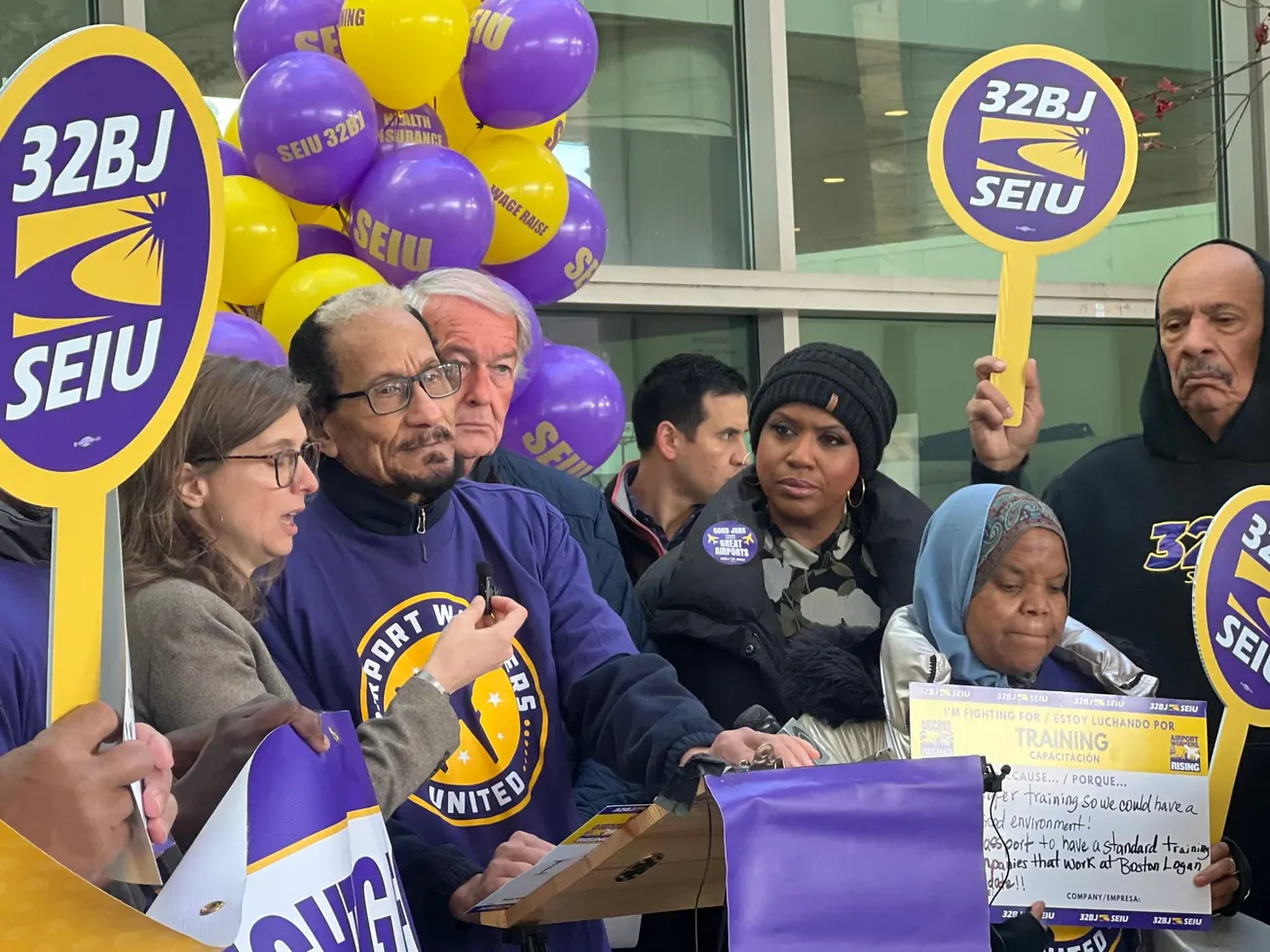 Trabajadores del Logan Airport piden a Massport aprobar propuestas laborales antes del cierre del año