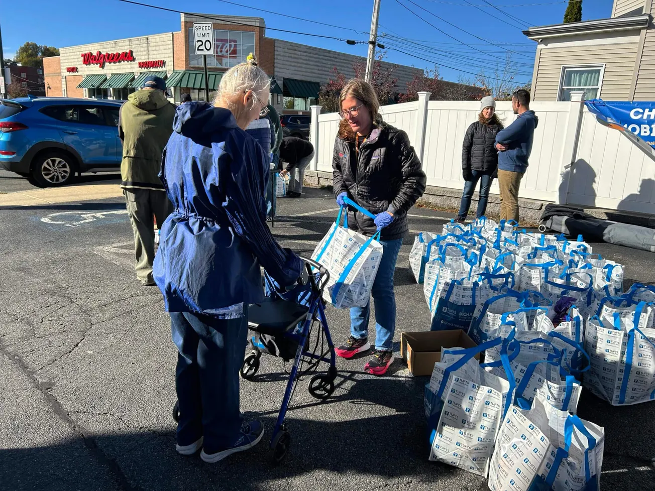 Residentes de Massachusetts hacen fila para recibir donaciones de alimentos ante la reducción de SNAP
