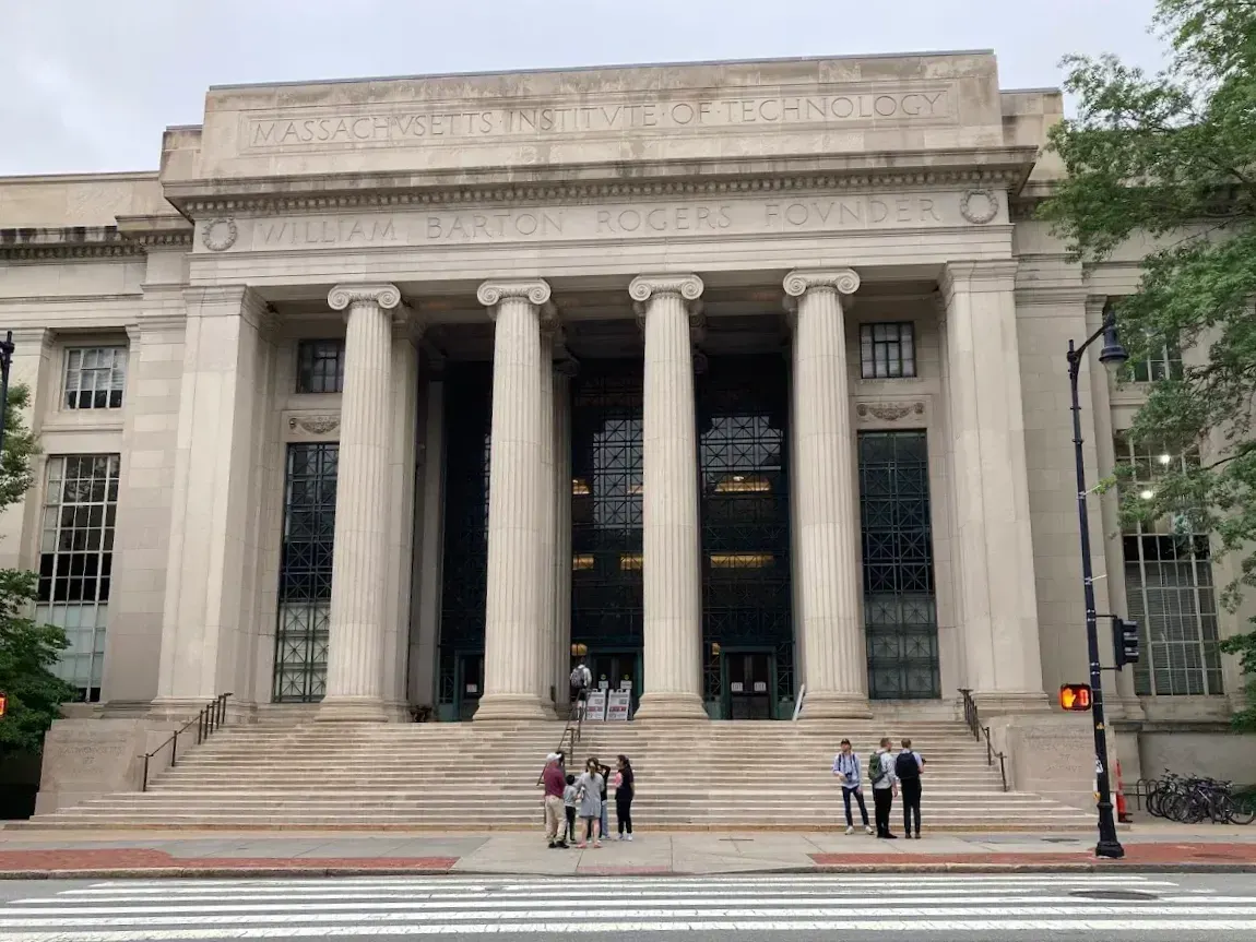 Correos de Epstein muestran una estrecha relación con Noam Chomsky, de MIT