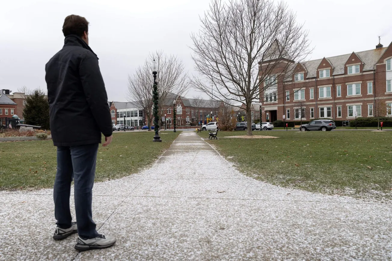 “Acabo de apostar todos nuestros ahorros”: Los adultos jóvenes en MA están enganchados a las apuestas deportivas en línea