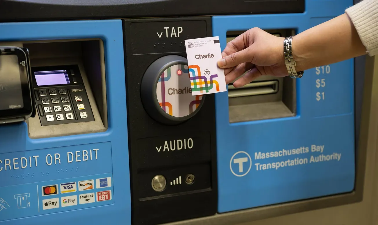 MBTA prueba un nuevo sistema de Charlie Card, que incluye una opción digital
