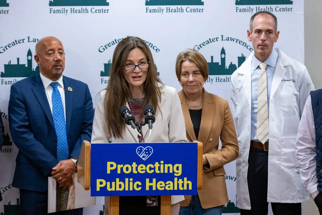 Massachusetts insiste en vacunar contra la hepatitis B pese a que el gobierno federal lo cuestiona