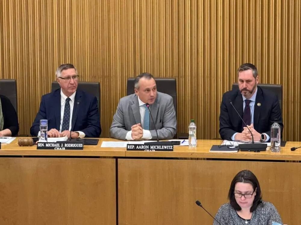 Los demócratas de Beacon Hill se oponen a la propuesta de la pregunta electoral para reducir el impuesto sobre la renta