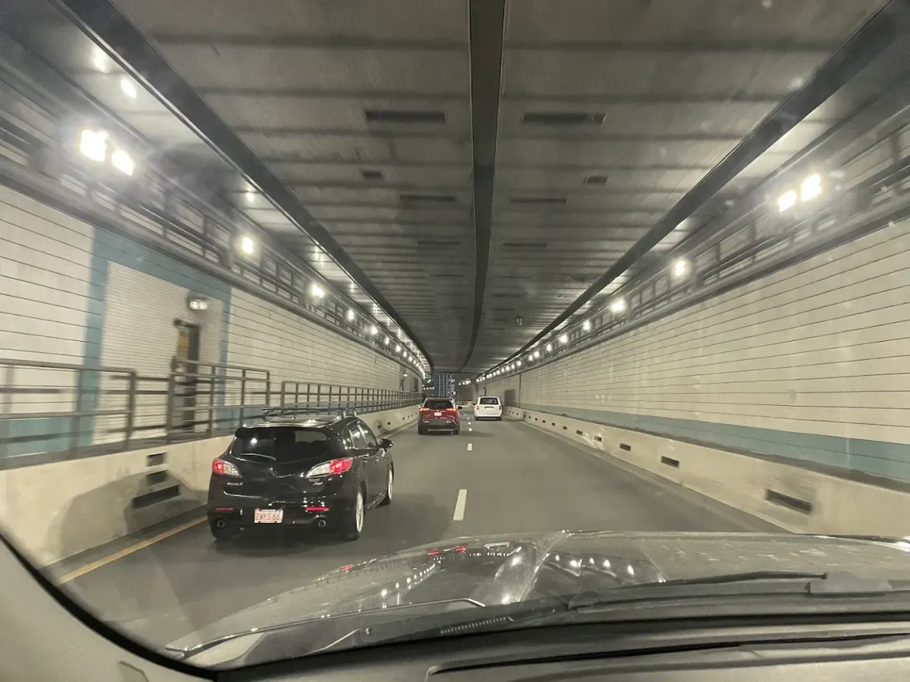 Choque en el túnel Ted Williams provoca derrame de combustible y tráfico pesado hacia el Logan