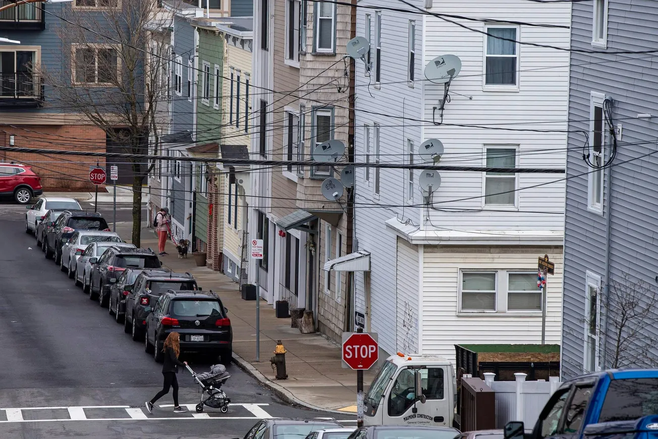 “Estoy cansado de luchar”: Propietarios de viviendas en Boston están atrapados en medio de una disputa fiscal