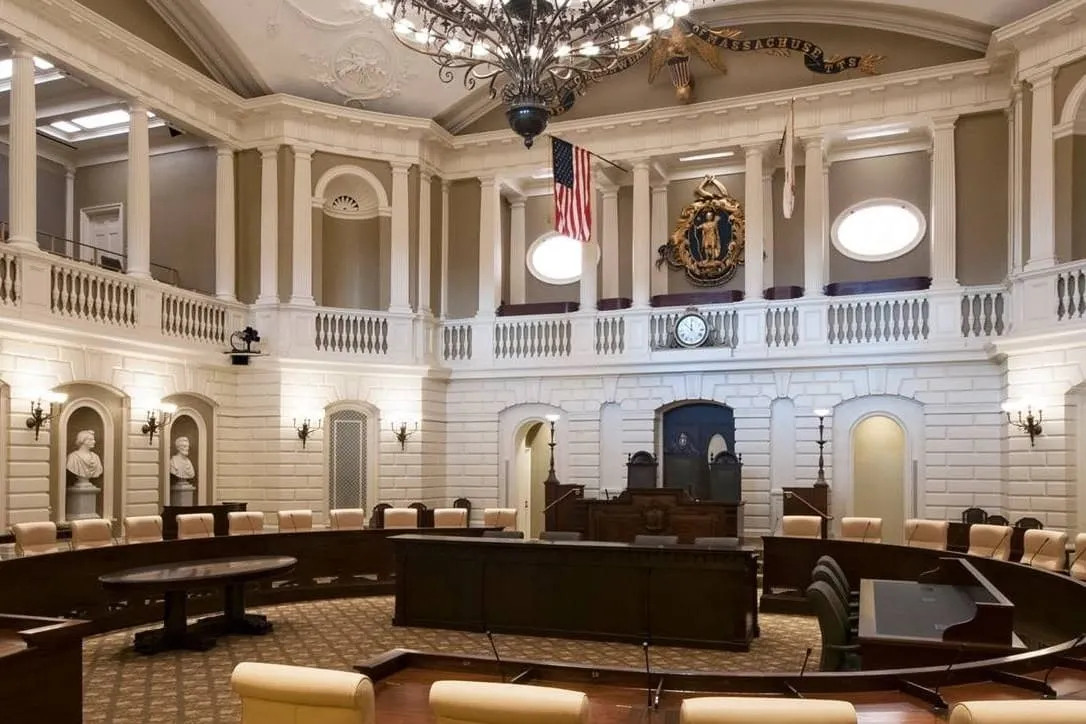Senado de Massachusetts rechaza plan de Boston de subir impuestos comerciales y aprueba ley contra el “tax shock”