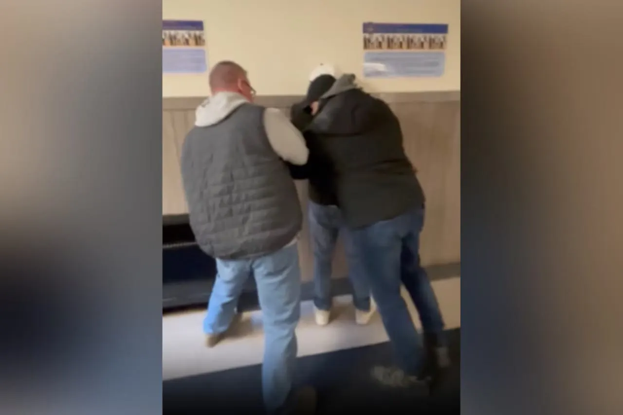 Confiscan el teléfono de un observador en Boston durante arresto de ICE, intensificando la inquietud tras el tiroteo en Minneapolis