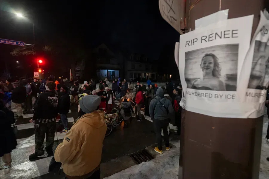 Boston protesta tras el tiroteo fatal de ICE que mató a una mujer en Minneapolis