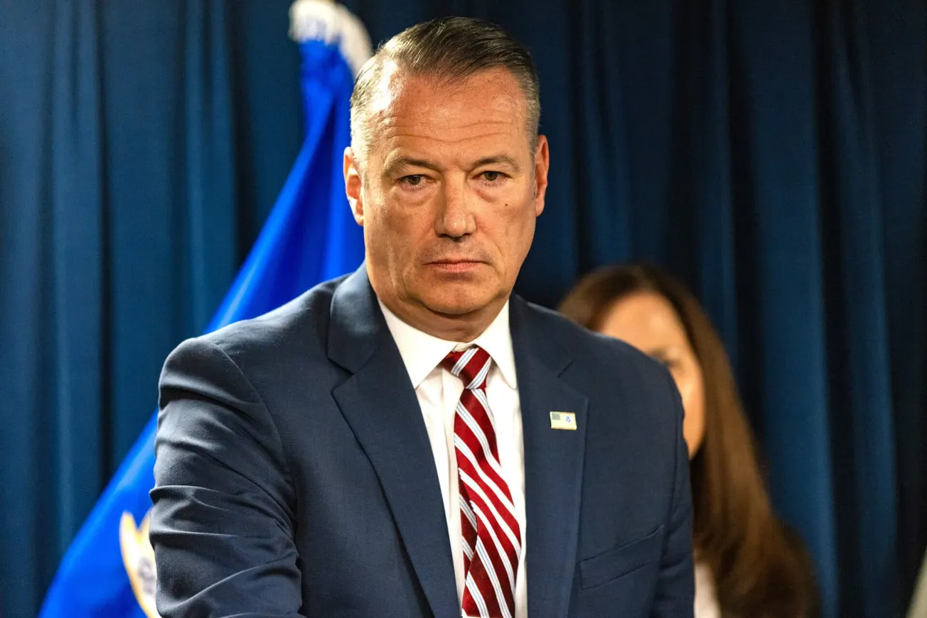 El director interino de ICE, Todd Lyons, enfrenta una ola de controversia incluso en Boston