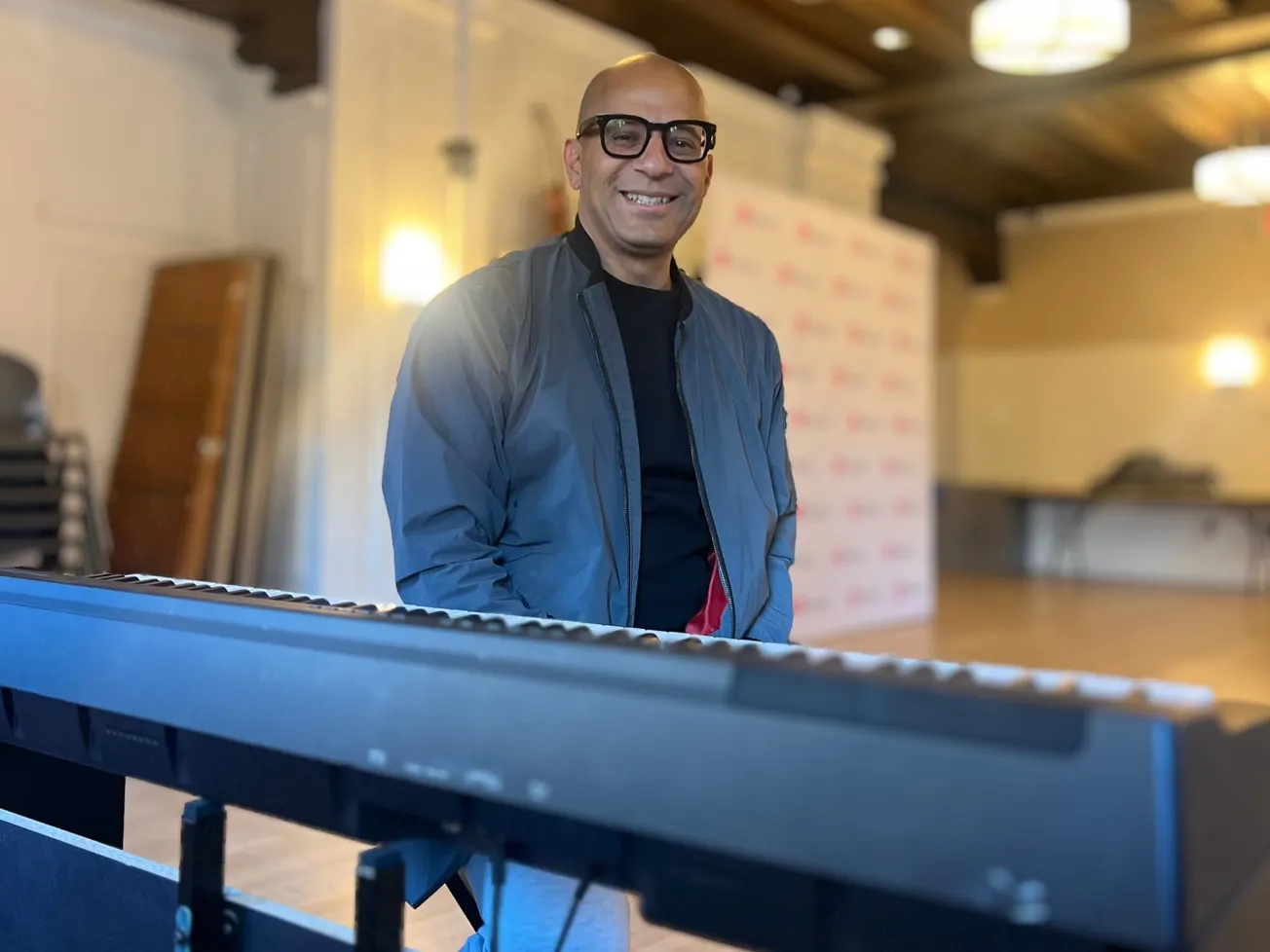 ¿Sueñas con ser el próximo Bad Bunny? Berklee lanza su primer curso de música en español