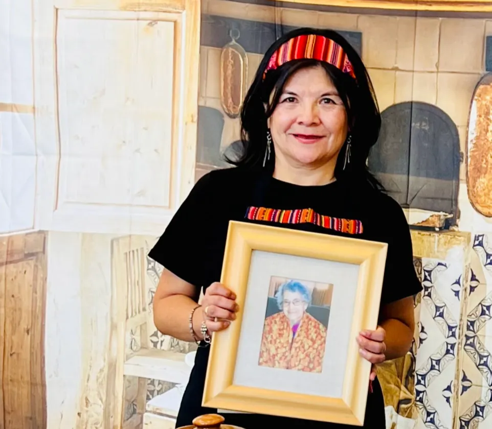 La serie bilingüe “Como Agua para Chocolate” se expande al obtener fondos de concejos culturales locales