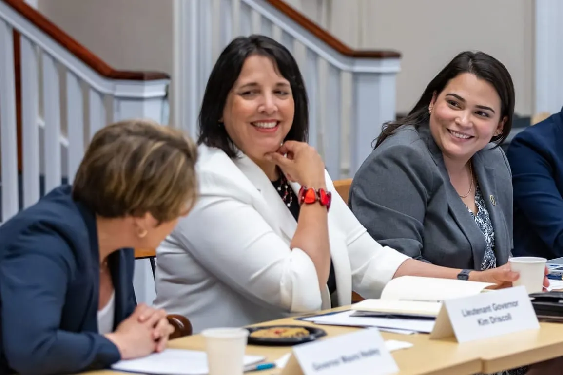 Venezolana de la Oficina de la gobernadora retoma sus funciones tras una demanda por la pausa en la aprobación de su green card