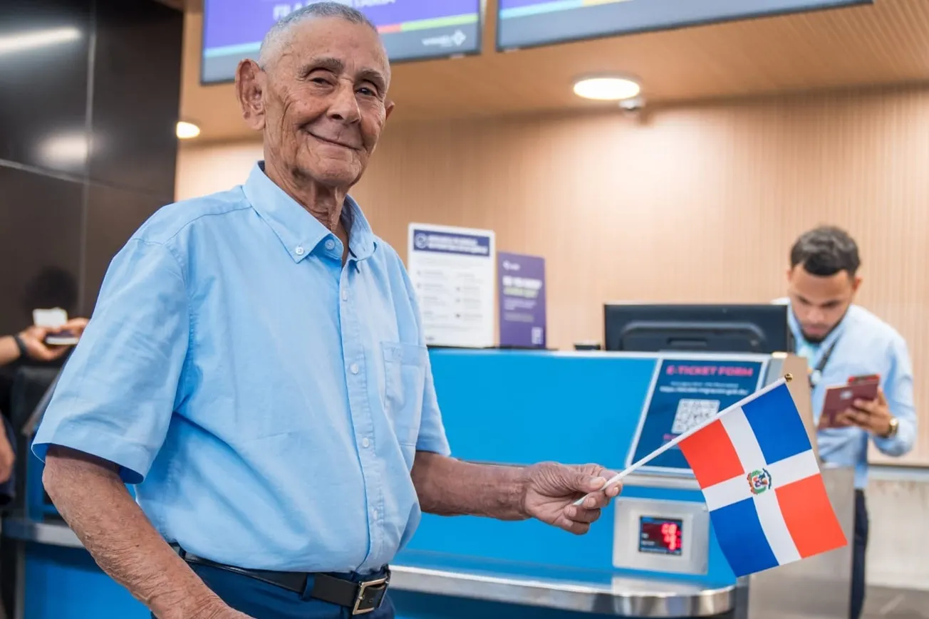 Aerolínea dominicana con vuelos a Boston hizo posible el primer viaje a Estados Unidos de un dominicano de 95 años