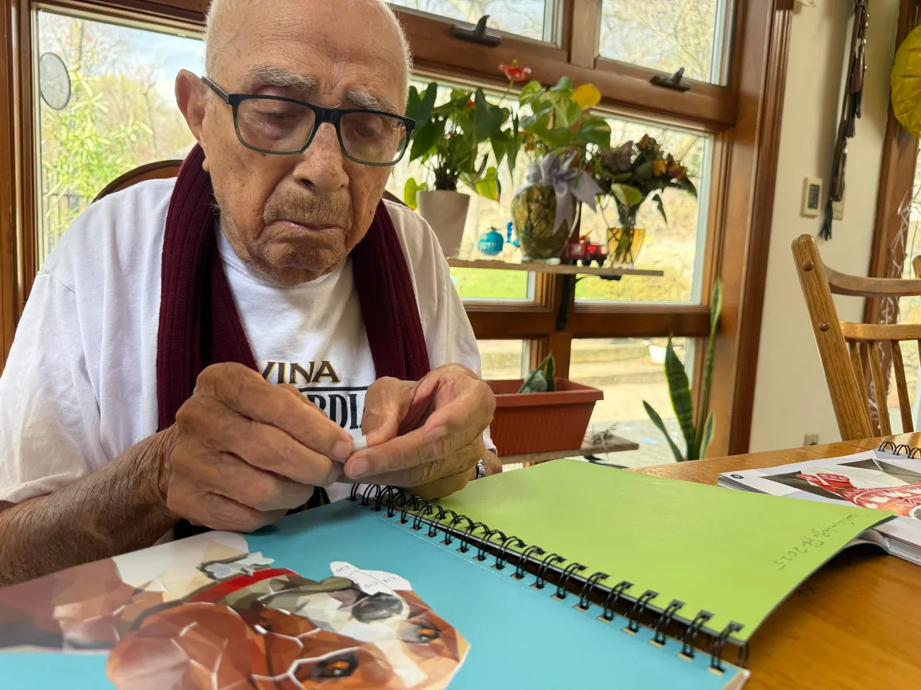 José, latino de 104 años en Massachusetts es cuidado por su hija mediante un programa de Vitra Health
