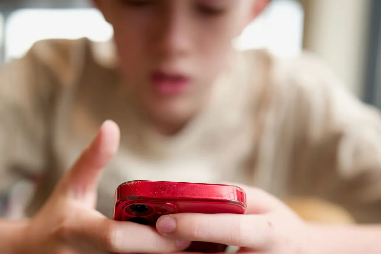 Massachusetts prohibiría redes sociales para menores de 14 años y celulares en escuelas