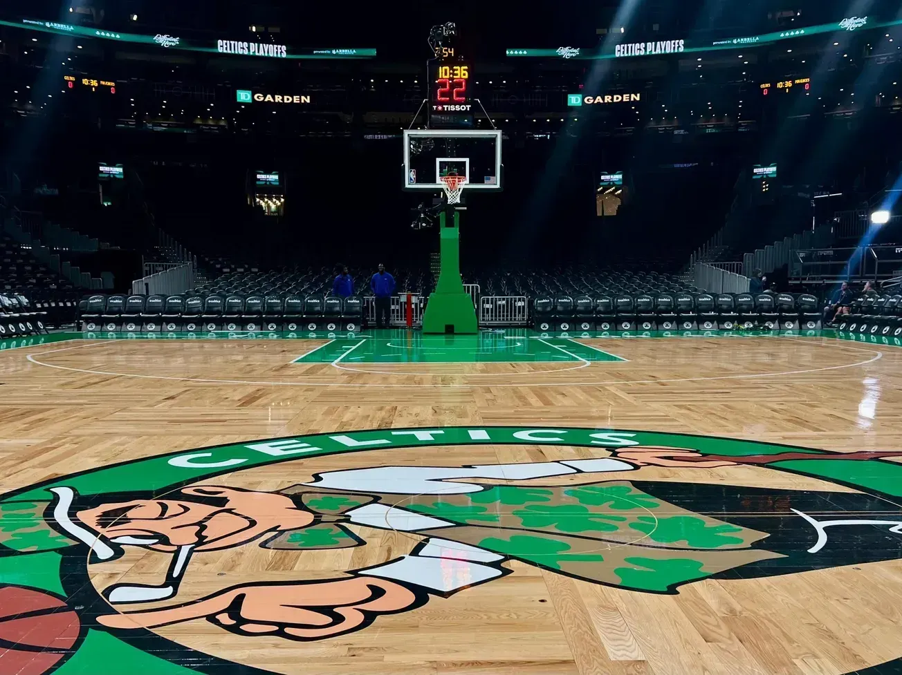 Celtics entran a los playoffs con Brown haciendo historia y Tatum de regreso