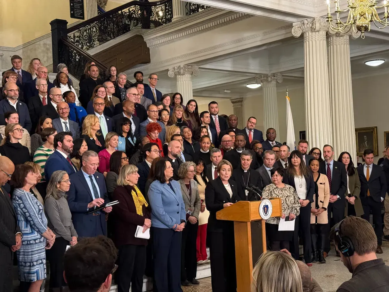 Massachusetts anuncia una guía a escuelas y hospitales de cómo protegerse de ICE