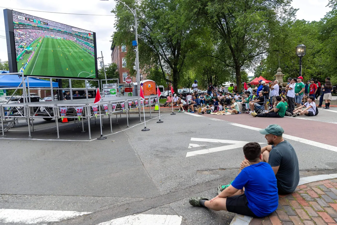 Fanáticos del Mundial se reúnen en Chelsea para el único watch party público en español del Estado