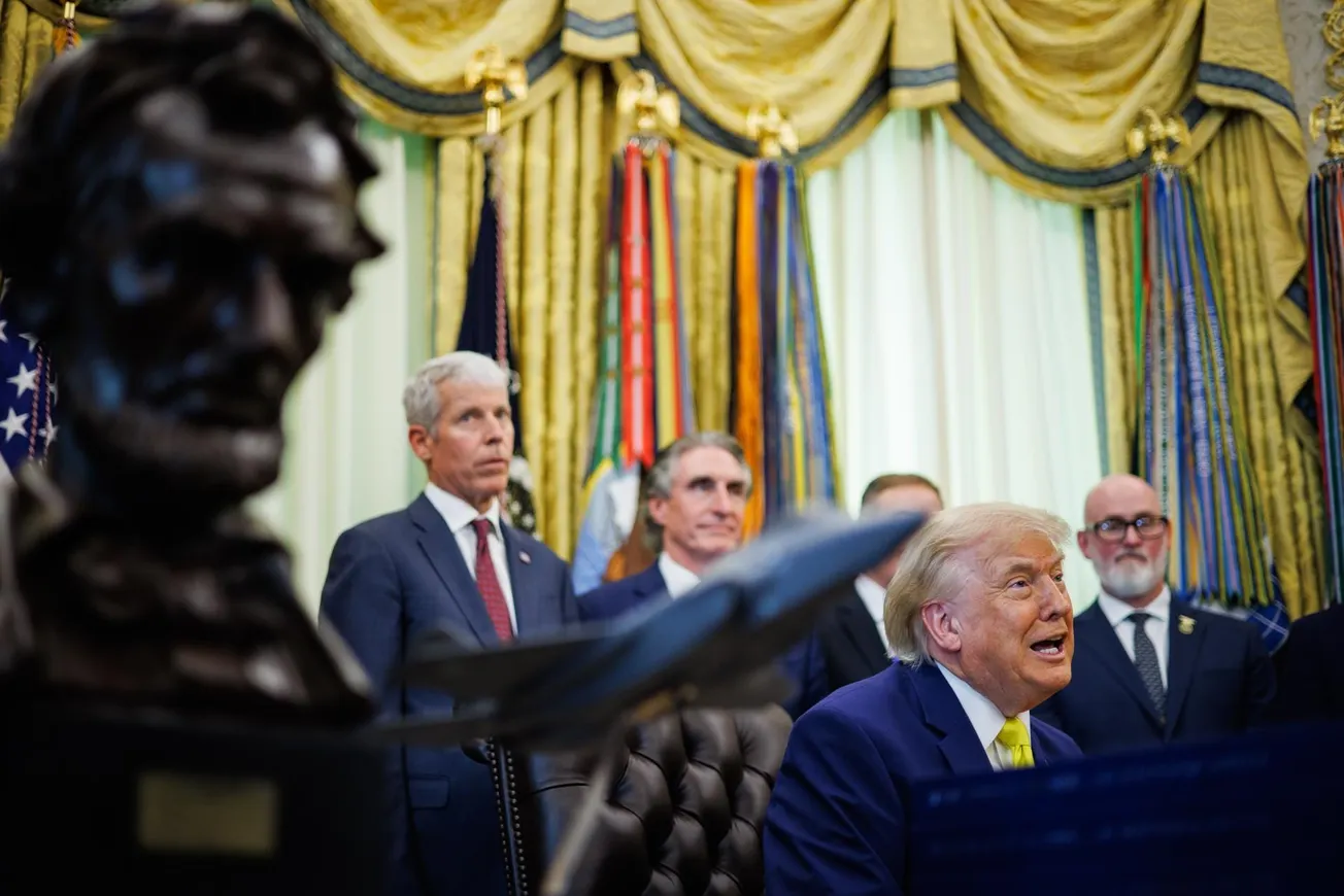 Trump firma orden ejecutiva para que empresas de IA compartan modelos con el gobierno antes de lanzarlos