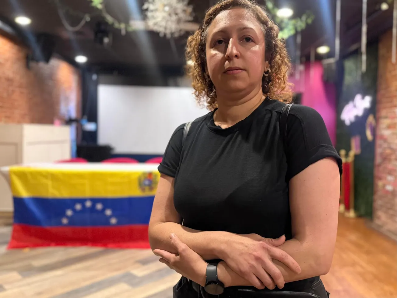 Alejandra Agüero habla en una conferencia de prensa en el restaurante Peka, en Boston.