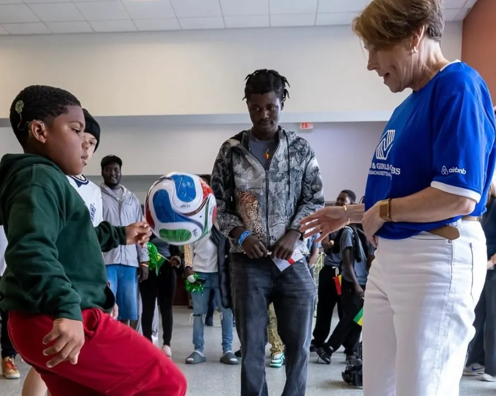 La gobernadora Healey entregó esta semana boletos del Mundial a jóvenes de Worcester