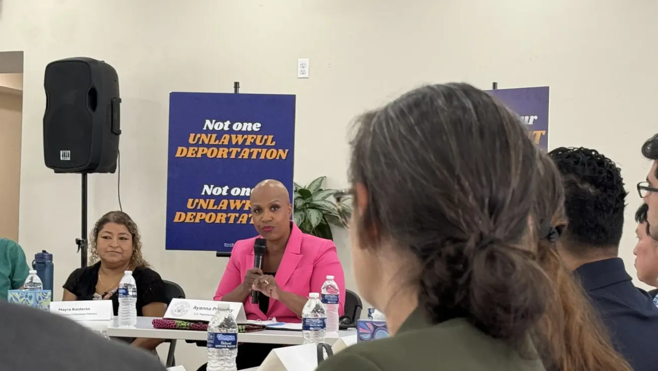 Inmigrantes comparten historias de detenciones y deportaciones en un encuentro en Chelsea