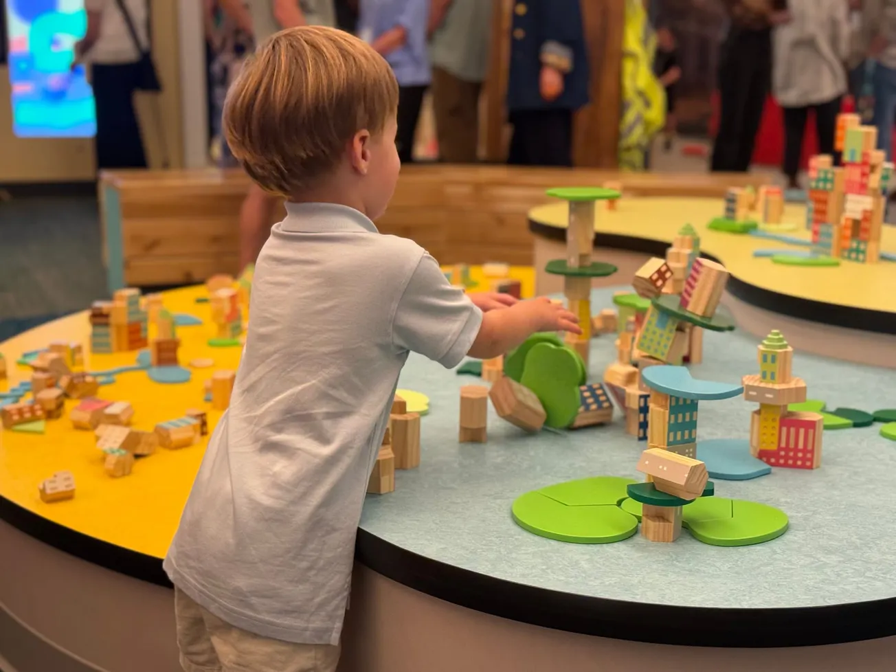 Una nueva exhibición abre en el Boston Children’s Museum, donde niñas y niños pueden imaginar, diseñar y construir