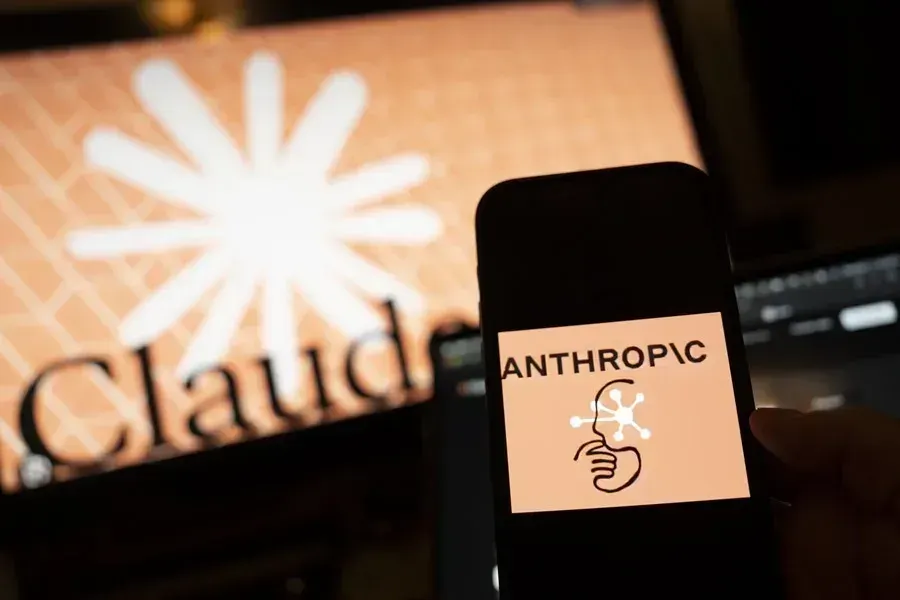 Anthropic acusa a Alibaba de copiar su IA Claude con 25,000 cuentas falsas