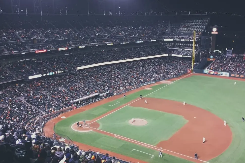 Un campo de béisbol iluminado durante un juego nocturno