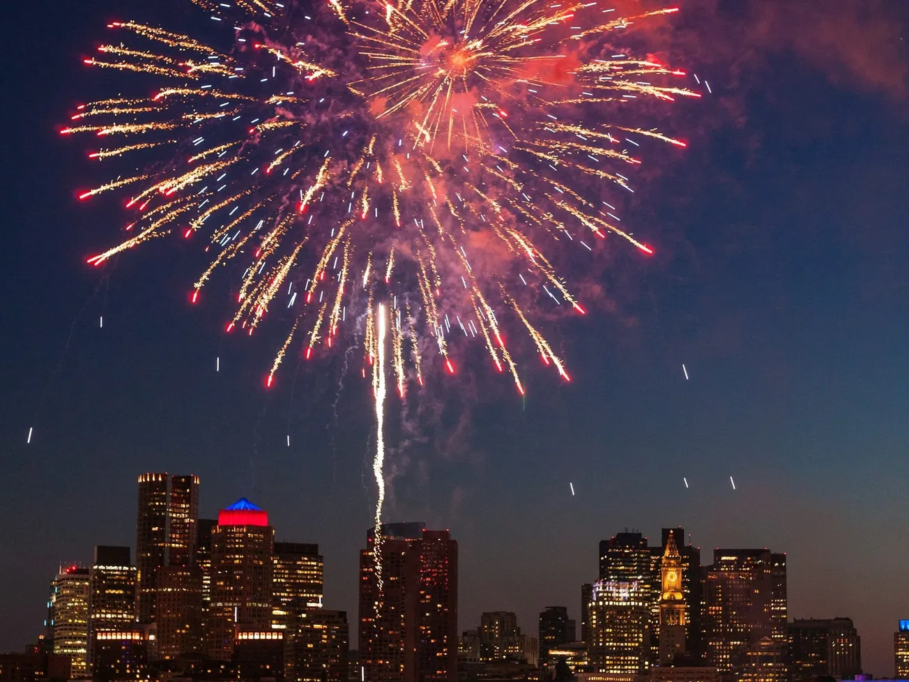 Dónde ver fuegos artificiales cerca de las comunidades latinas