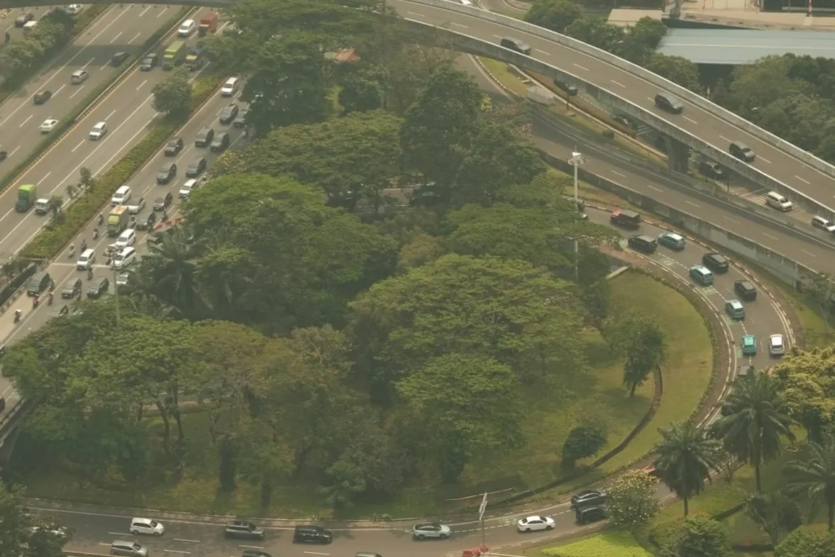Vista aérea de una autopista con tráfico pesado
