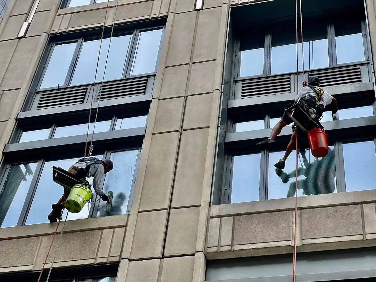 Incluso con calor extremo, los trabajadores al aire libre siguen en sus puestos de trabajo