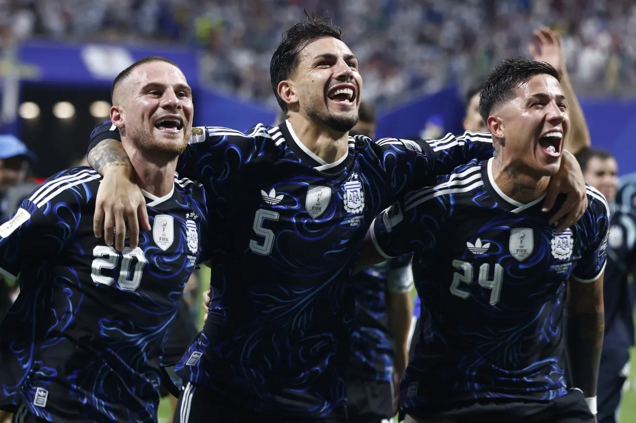 Argentina vence 2-1 a Inglaterra con dos goles en los últimos minutos y clasifica a la final