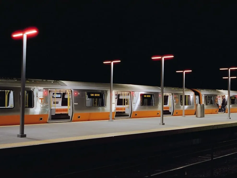 MBTA extiende descuentos de tren hasta noviembre y prepara tarifa gratis para mayores de 75