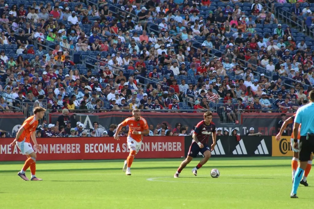Houston Dynamo amarga la tarde al Revolution con triunfo 2-0 en Foxboro