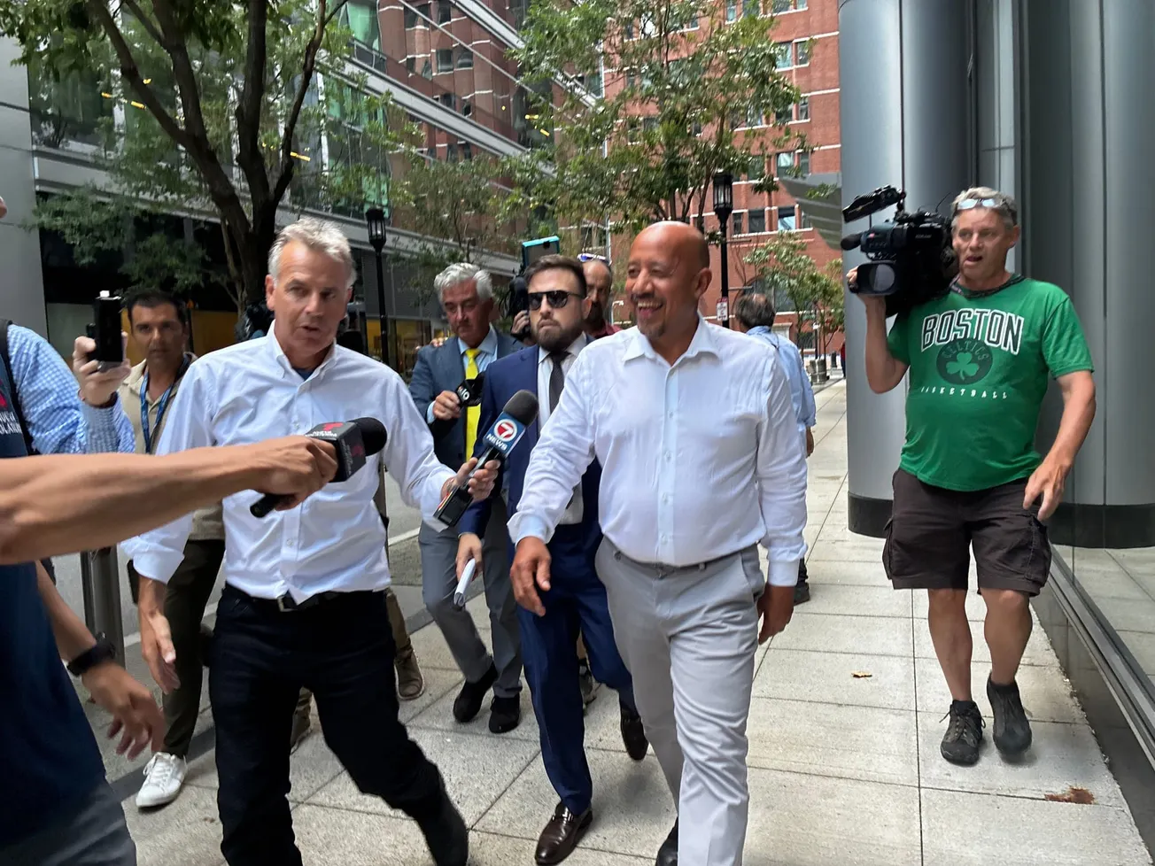 El alcalde de Lawrence, Brian DePeña, fue arrestado por el FBI acusado de fraude electrónico y lavado de dinero