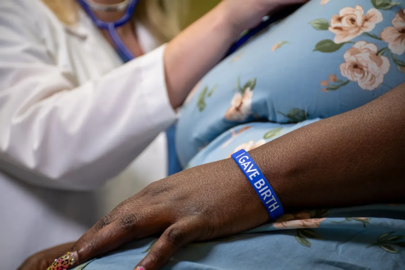 Hospitales dicen haber encontrado la forma para ayudar a reducir riesgos postparto: brazaletes