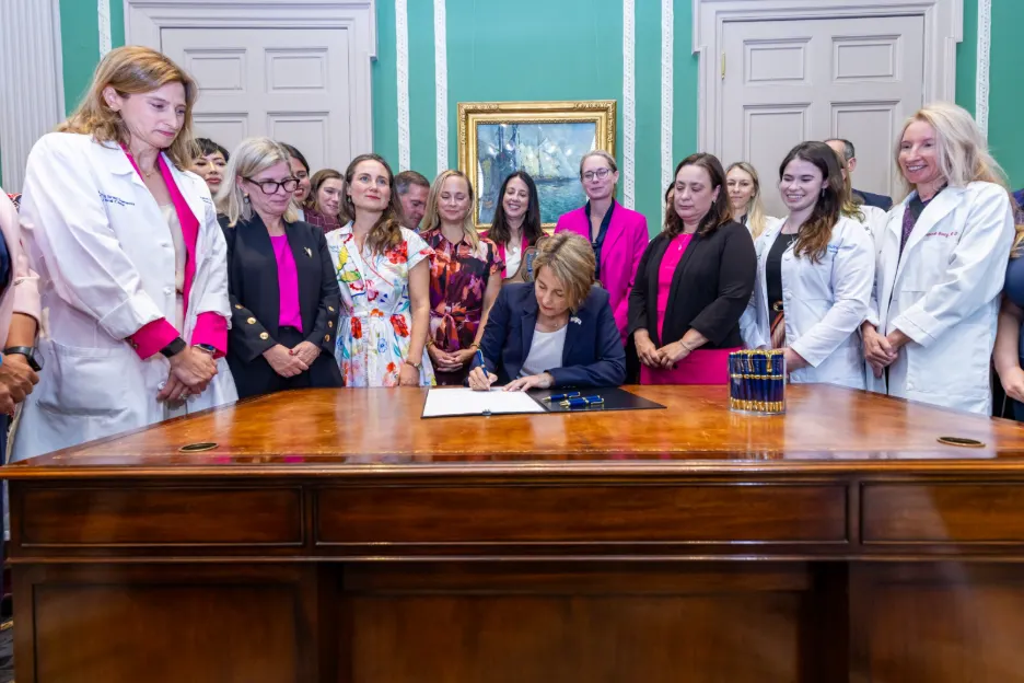 Gobernadora de Massachusetts firma ley que amplía el acceso al aborto