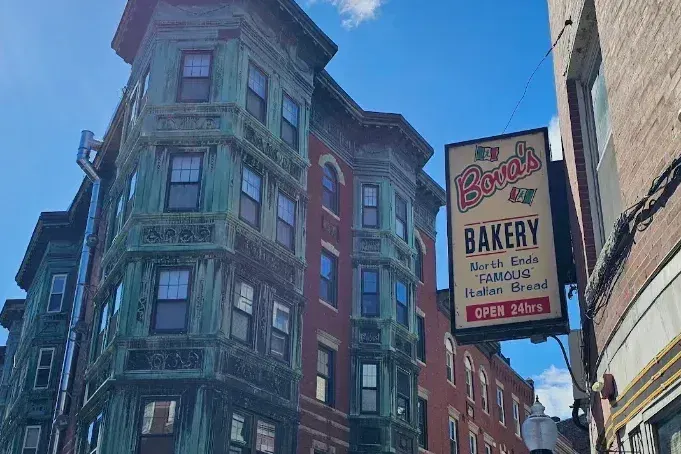 Bova's Bakery cumple 100 años y regala cannoli hoy en Boston