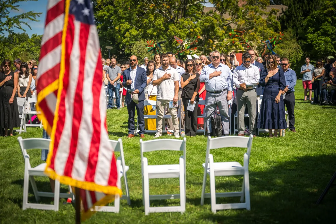 Jardín botánico en Massachusetts acoge a 44 nuevos ciudadanos de EE.UU.
