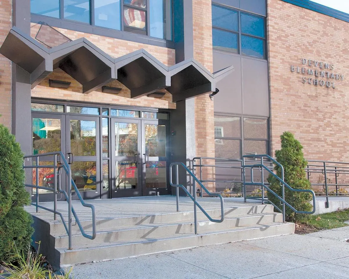 Escuelas de Massachusetts pueden pedir grants para limitar celulares