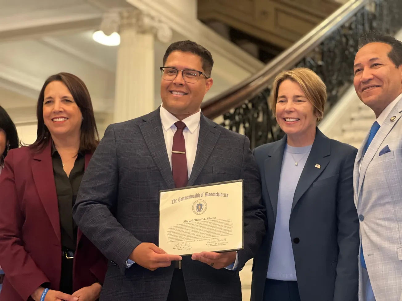 Se reconoce en Massachusetts a "Mike" Rivera, el primer comisionado latino de Bomberos de Springfield