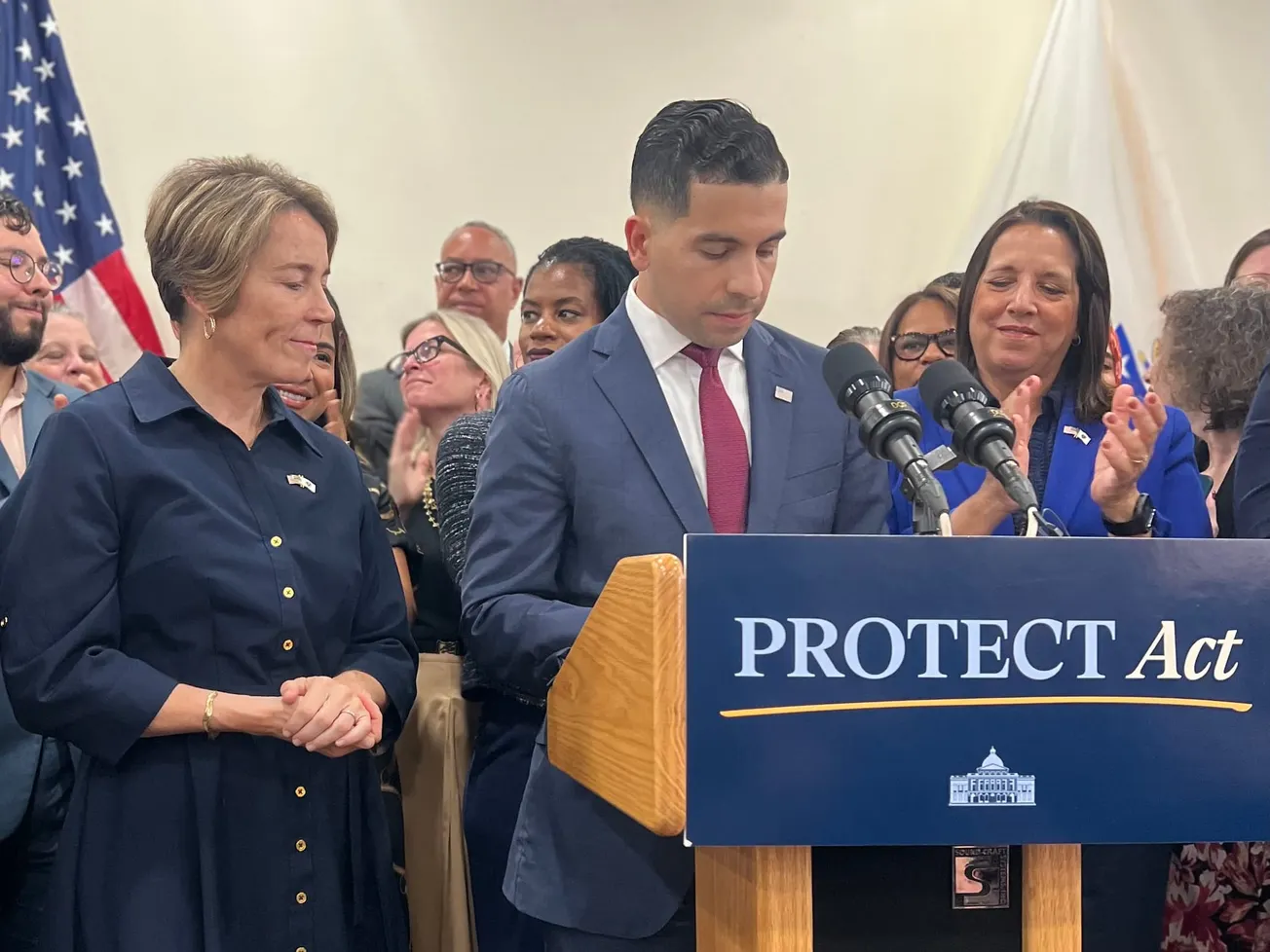 Massachusetts detalla cómo se aplica el PROTECT Act ante ICE en salud, empleo, policía y agencias estatales