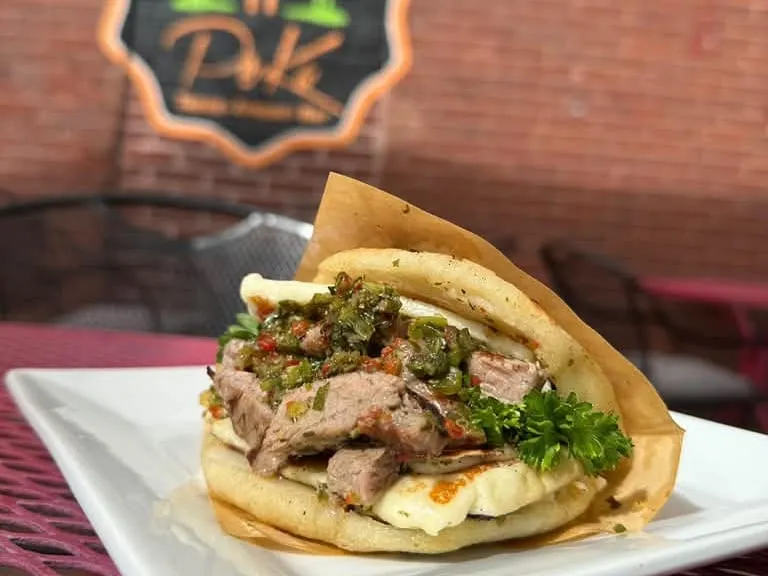 Restaurantes venezolanos de Massachusetts crean nuevas arepas para apoyar a afectados por los terremotos en Venezuela