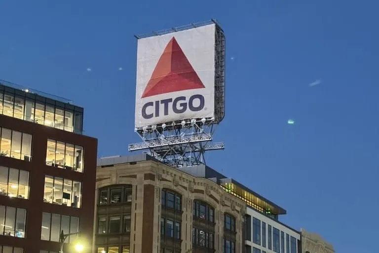 Levantan de nuevo el logo de Citgo en Kenmore Square